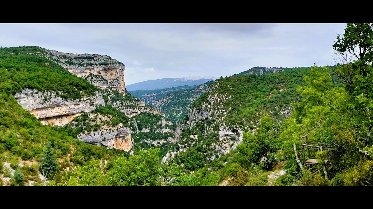 Les gorges de la Nesque au d&eacute;part du lac de Monieux. 