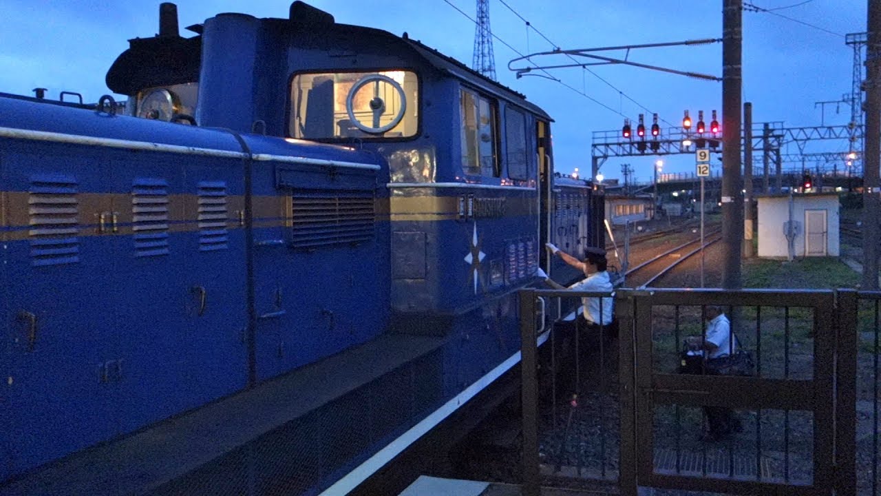 早朝の東室蘭を発車するDD51急行はまなす