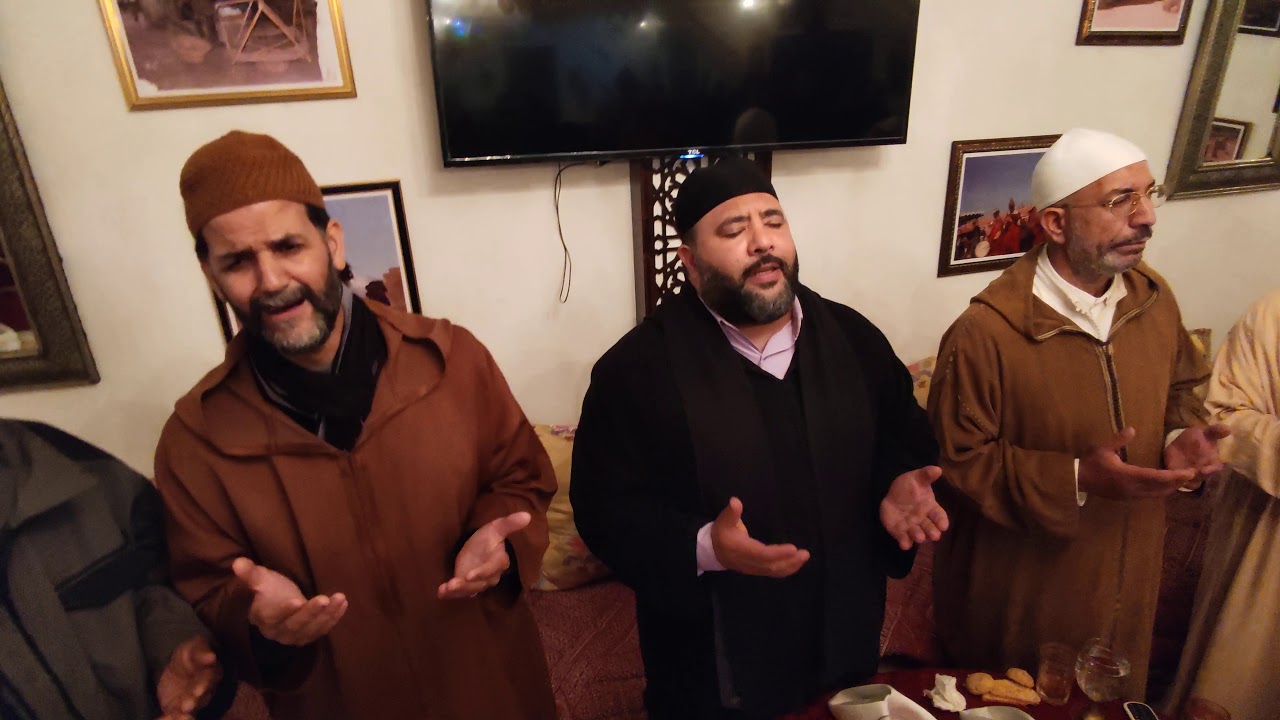 وقوفاً على الأقدامِ في حق سيدٍ تعظمه الأملاك والجن والإنس