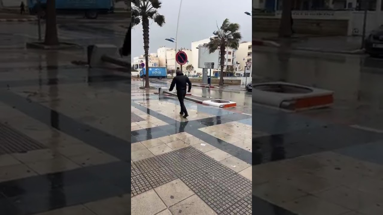 مباشرة من مرتيل: يا ربي السلامة.. بلاكة ديال الاشهار طاحت وسط الطريق بسبب قوة هبات الرياح