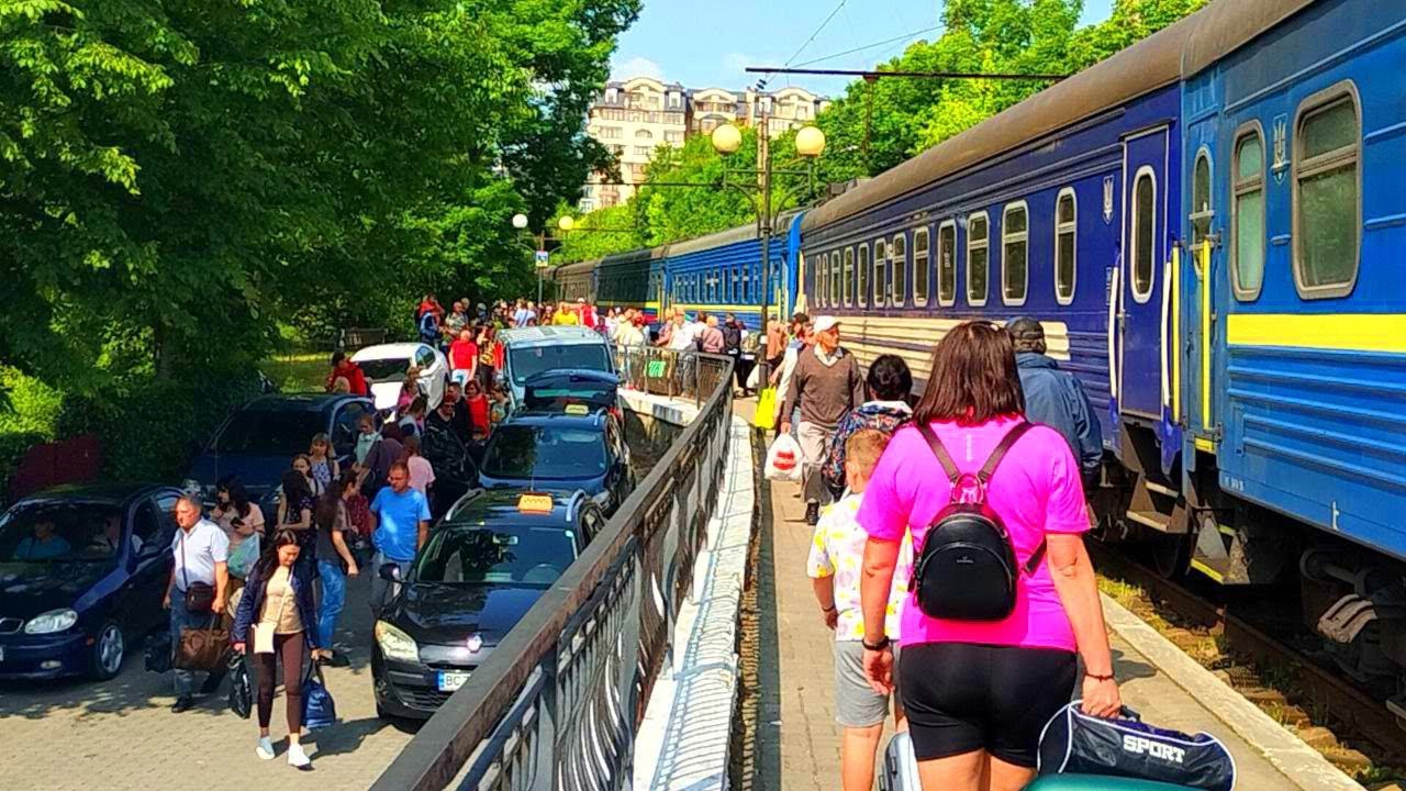 Трускавець сьогодні. Літо! Розпаковка поїзда з Дніпра, запаковка маршруток і таксі 10 червня 2025