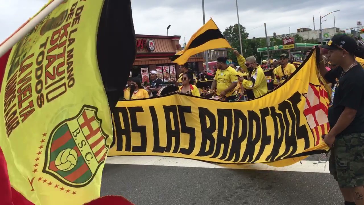 Vamos a dejar la vida/ hoy con esa fe a lo Barcelona/ desde New York/ te alentamos.! Sur oscura.