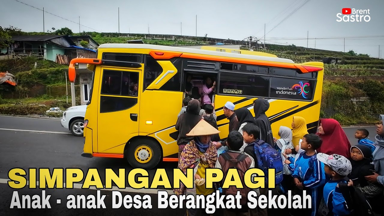 "SIMPANGAN PAGI : ANAK - ANAK DESA BERANGKAT SEKOLAH"