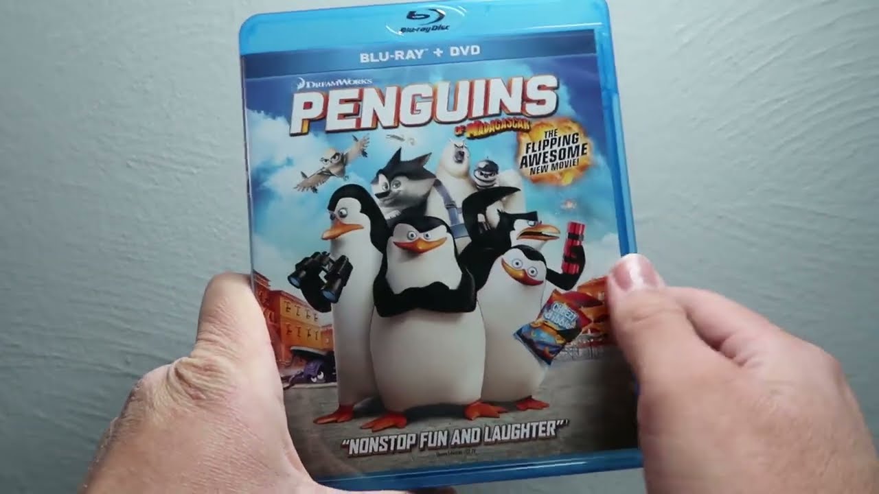Распаковка Blu-ray диска с фильмом «Пингвины Мадагаскара» (один кадр)