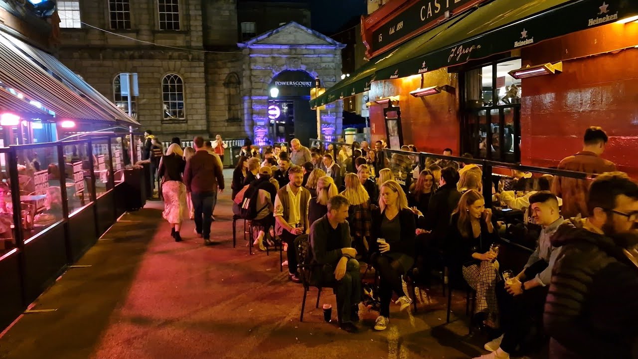 The Nightlife Street Scene in Dublin , Temple Bar , Irish Pubs & Bars - Ireland Travel 2022