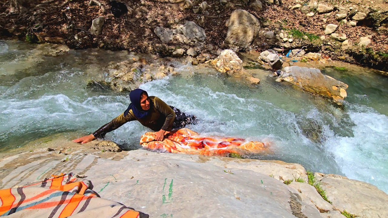 Борьба с бушующей рекой: история матери, которая едва не погибла, но была спасена.