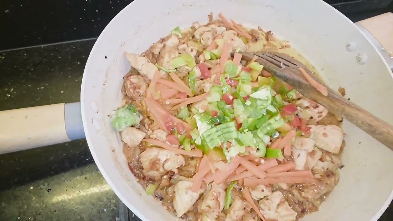 Quick, easy, and full of flavour 🍳🍚 Fried rice done right #ComfortFood #RiceLovers #HomeCooking 