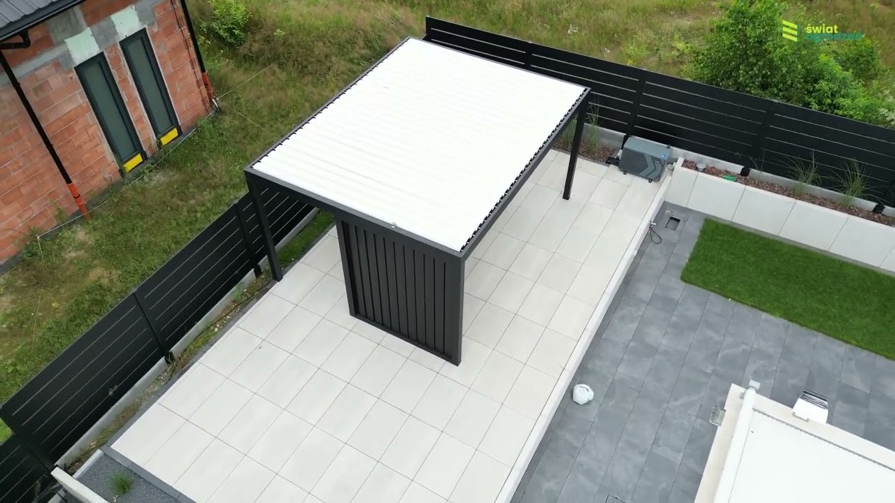 Nowoczesne ogrodzenie aluminiowe Świat-Ogrodzeń wraz z pergolą