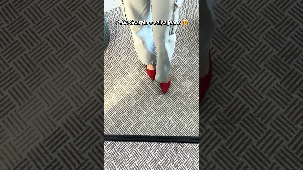 Combina&ccedil;&atilde;o feminina moda scarpin e jeans