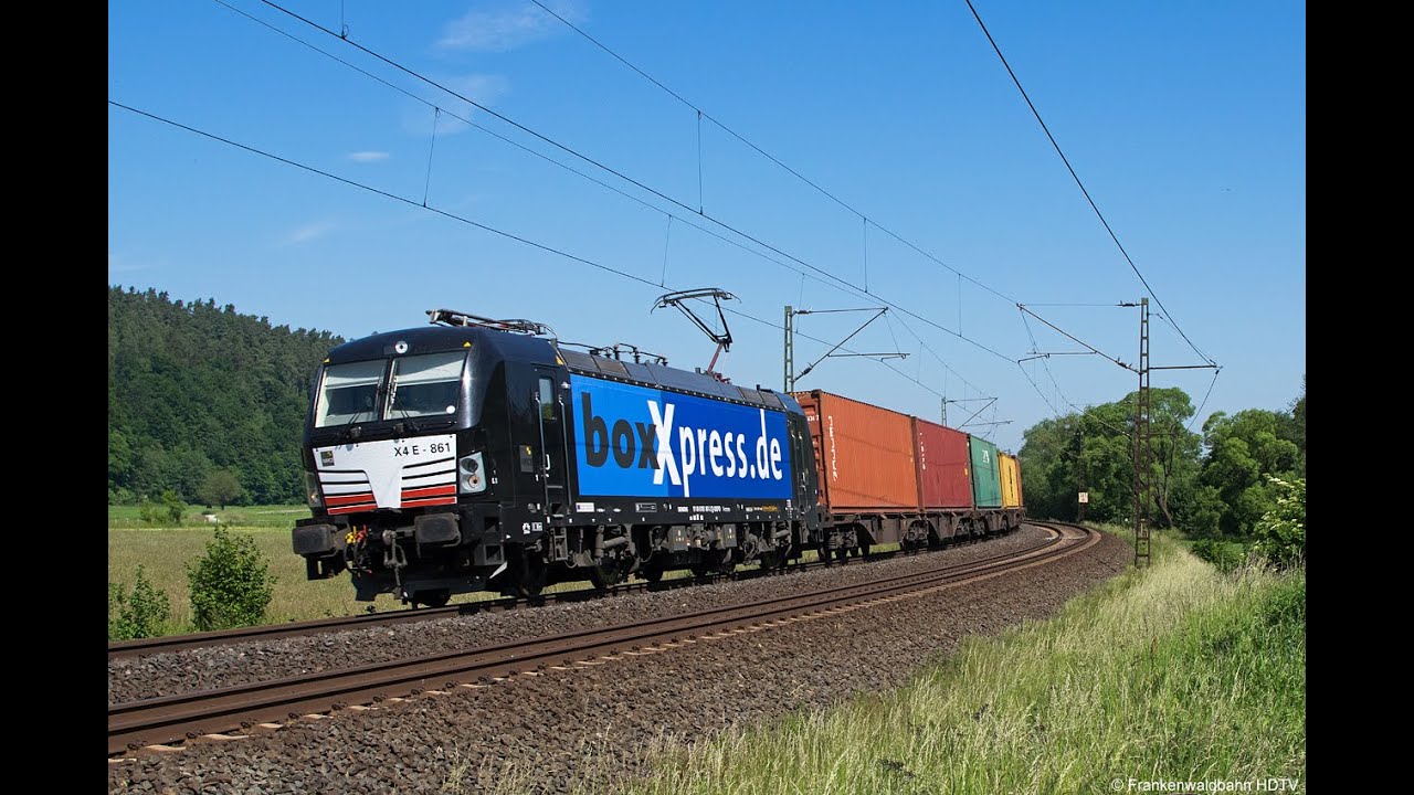 Güterzüge im Blockabstand auf der Nord-Süd-Strecke im Haunetal bei Bad Hersfeld