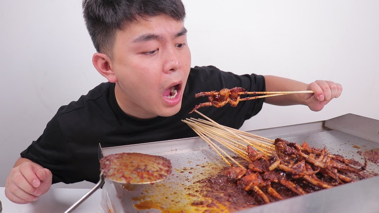 小伙爱吃火爆鱿鱼，怒买一台铁板烧机，以后在家就可以吃到了