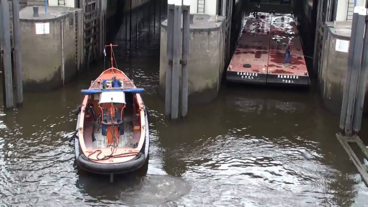 Schleusung eines Pontons an der Schaartorschleuse in Hamburg