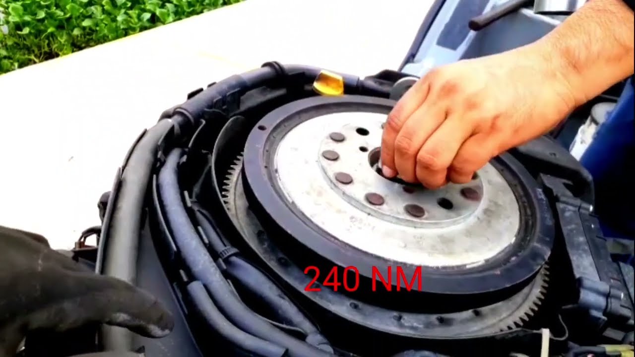como sacar el volante magnético con un simple tornillo (motor 250 hp Yamaha)..