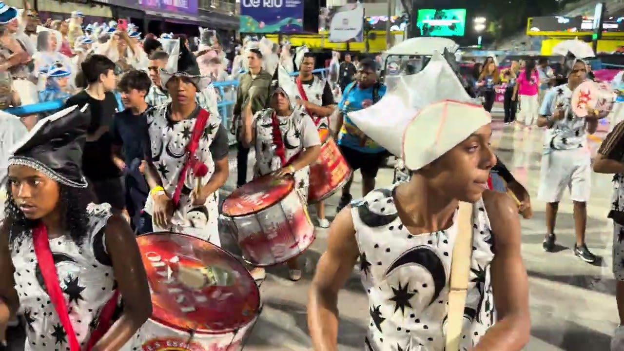 Bateria da Nova Geração da Estácio de Sá no desfile das escolas mirins de 2026
