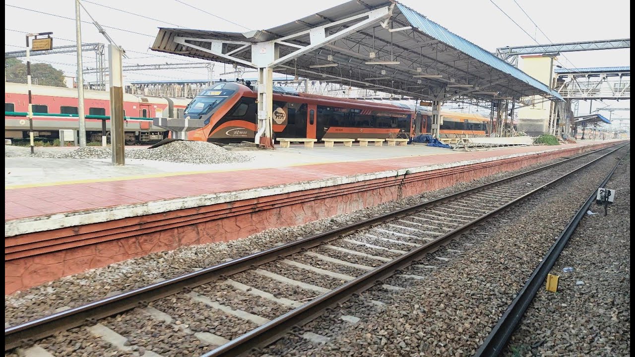 New 20 Car Saffron Vande Bharath Resting at Thiruvananthapuram North(KOCHUVELI)|| NEW YEAR GIFT