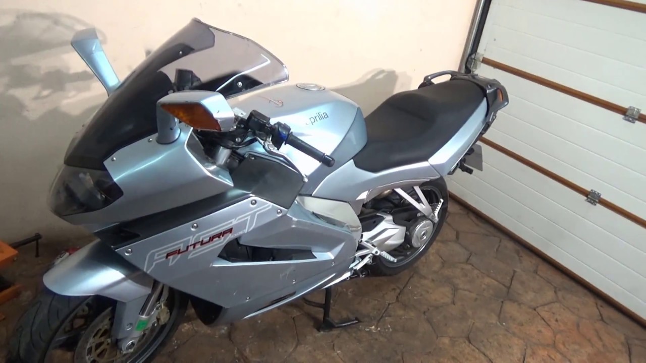 Aprilia RST 1000. Instalar frontal, cúpula, depósito gasolina, carenados laterales. Video 10.