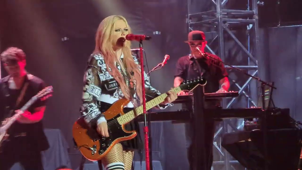 Avril Lavigne My Happy ending live in Nimes Festival 2024 france