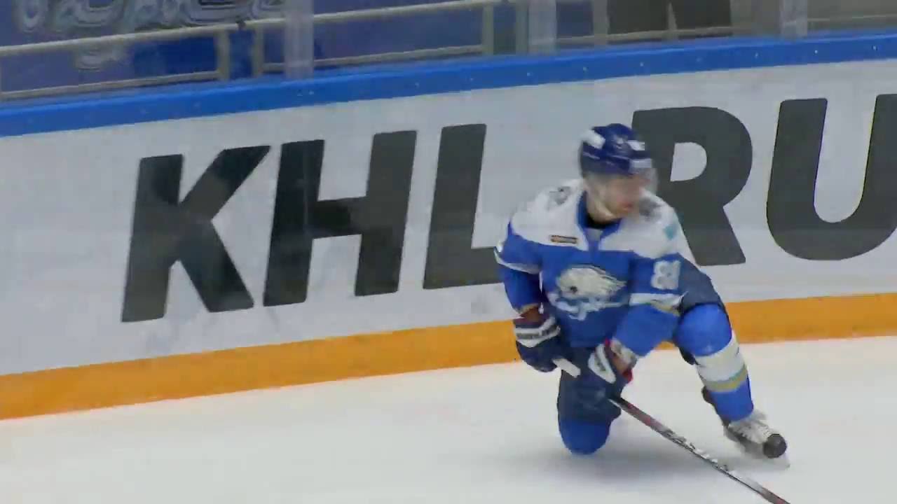 Linesman Evgeny Pronskikh serves huge hit on Rymarev