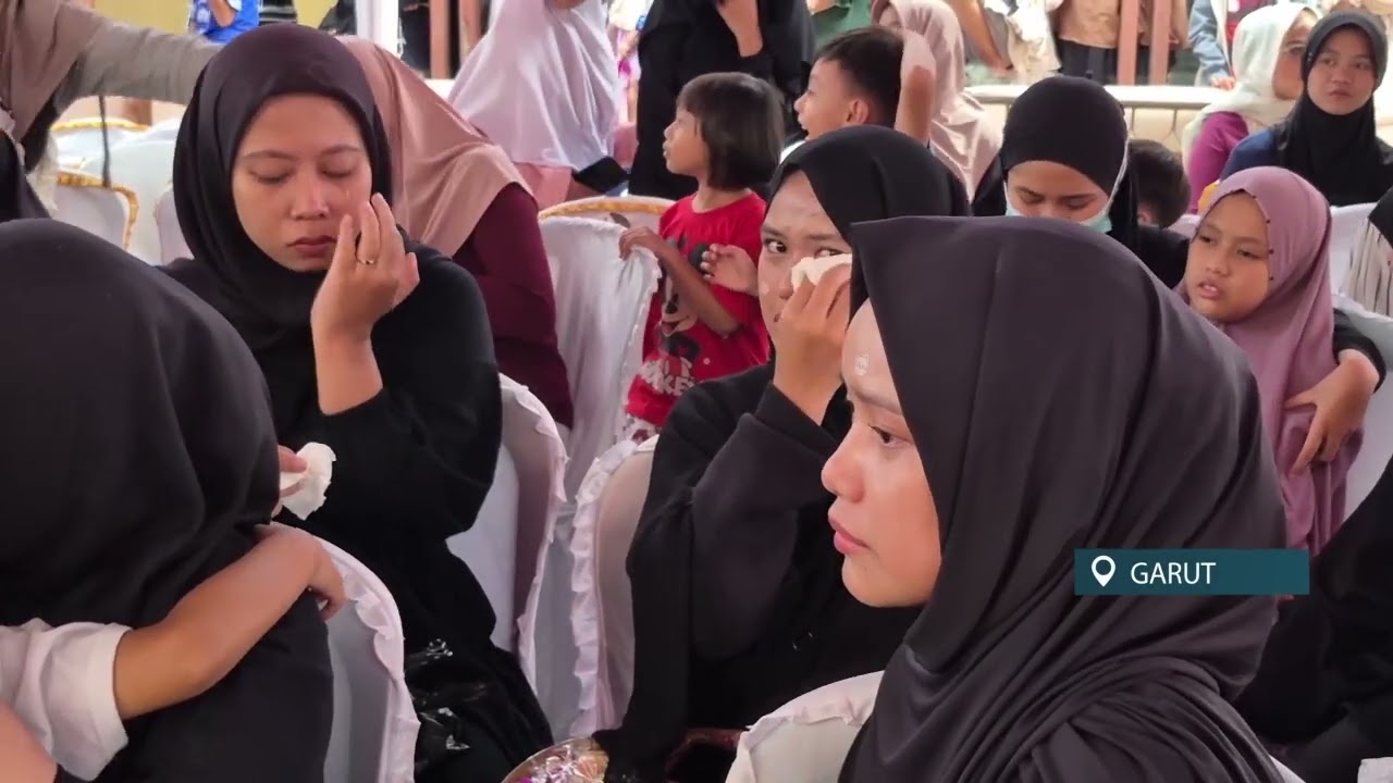 KORBAN PESAWAT JATUH DI MAKAMKAN DI KAMPUNG HALAMAN