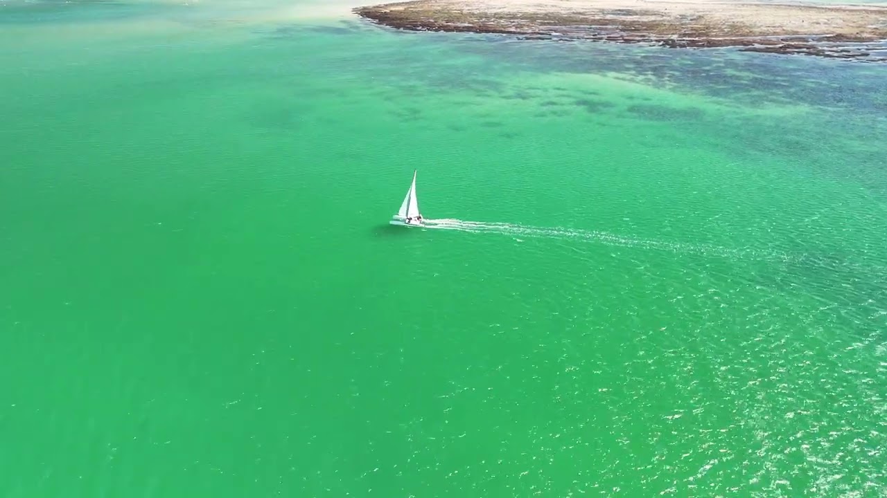Du catamaran avec de l'eau turquoise au Wind Oleron Club.
