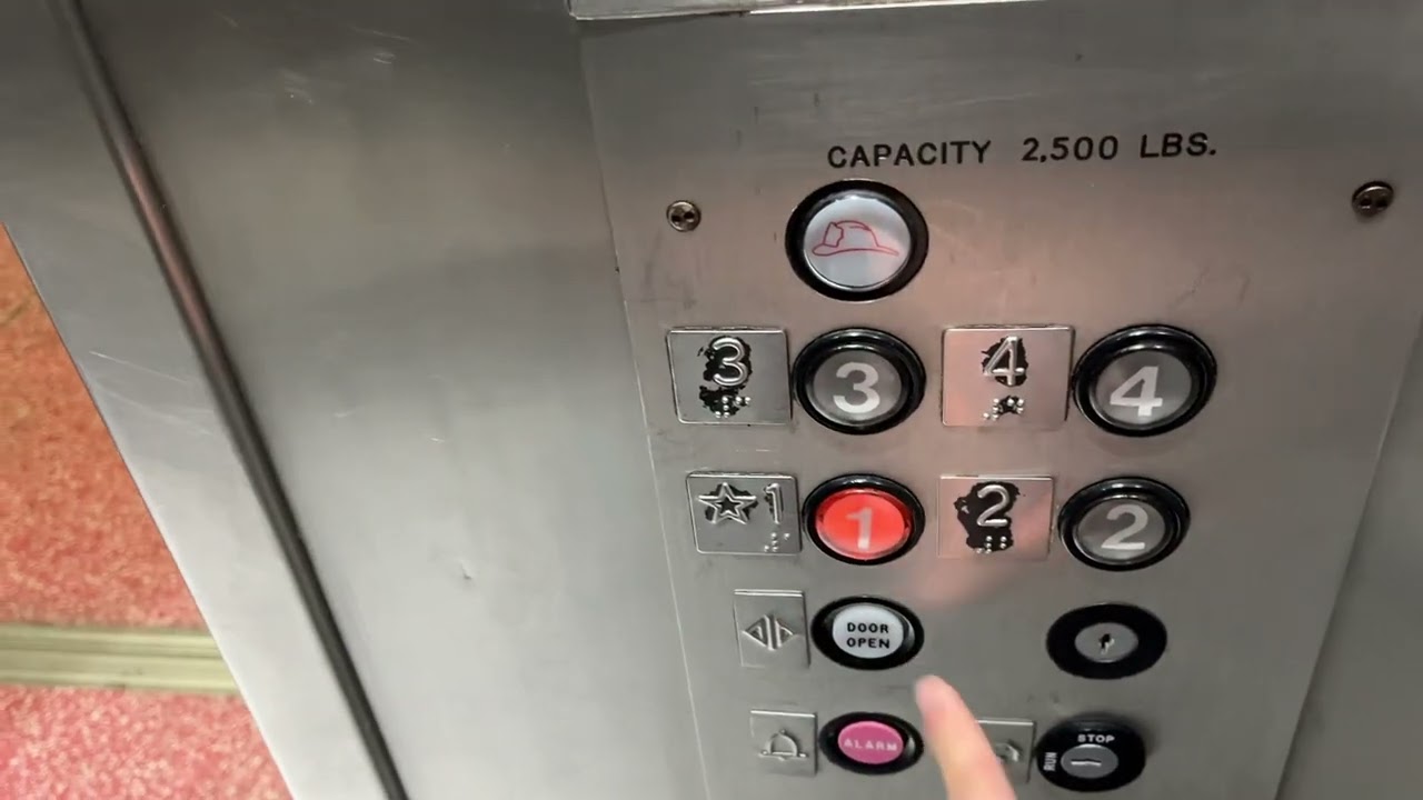 Amazing motor esco elevator at William P hobby airport Houston TX