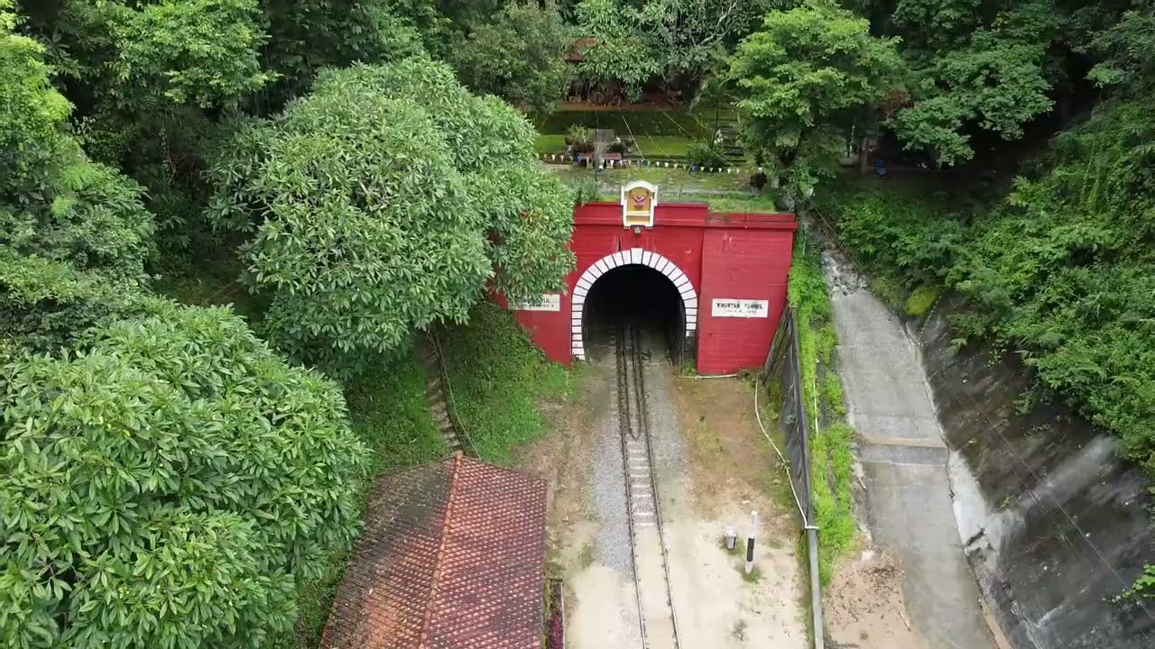 วิวมุมสูงของสะพานทาชมภูและอุโมงค์ขุนตาน จ.ลำพูน