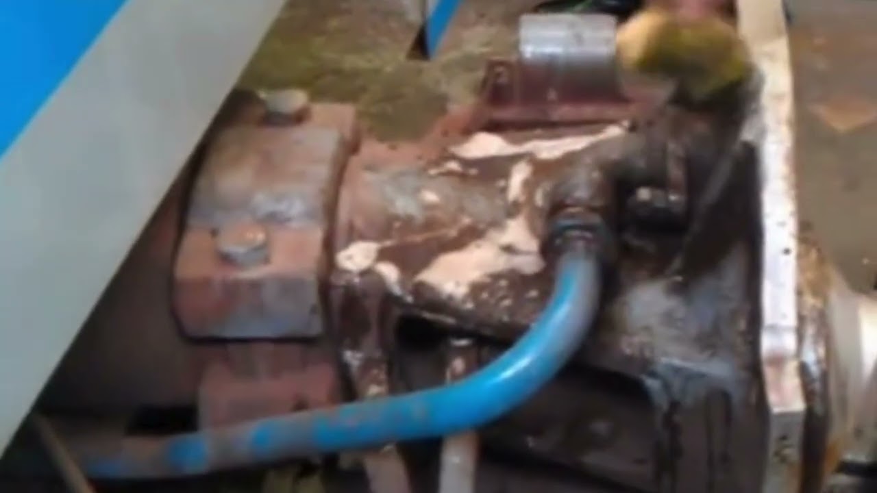 Removing a layer of old plaque and grease from the engine | Emirates Demonstration