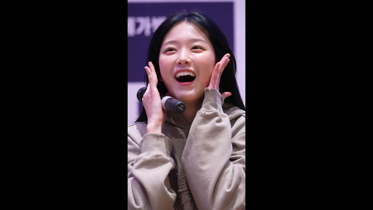 251116 현진 - 여우야 (얼빡캠) MEGA STAGE 메가박스 코엑스 스퀘어 광장)