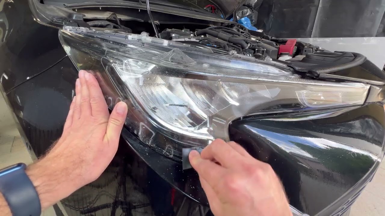 Aplikacja folii PPF na reflektorach Toyota Corolla E21 przy użyciu gotowe formatki 