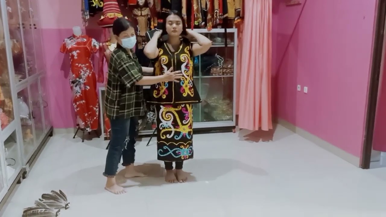 Tutorial Memakai Baju Adat Dayak #part3