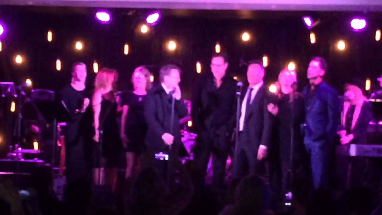 Full house cast reunites to sing theme song