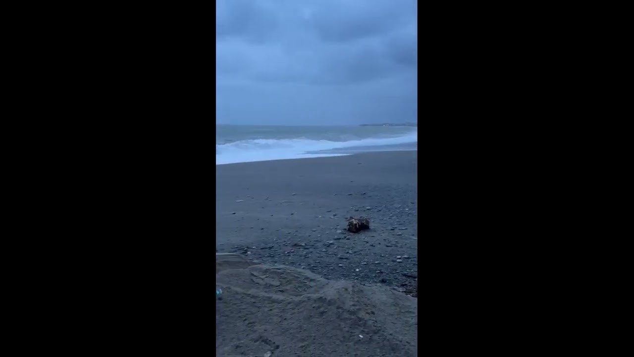 Maltempo Calabria, a Marina di Gioiosa Jonica il mare fa già sul serio: le immagini dal Lungomare