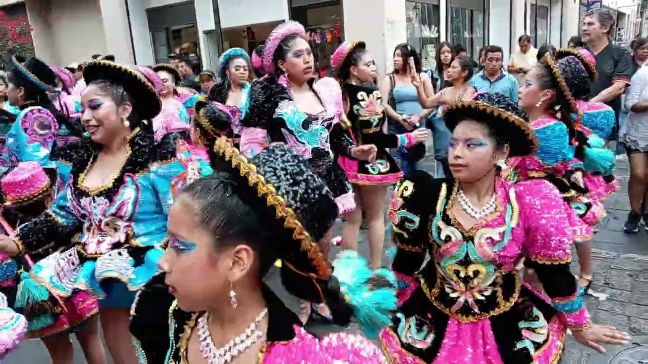 Pasacalle Virgen de la Candelaria, danzantes saliendo por el costado del Teatro Municipal de Lima