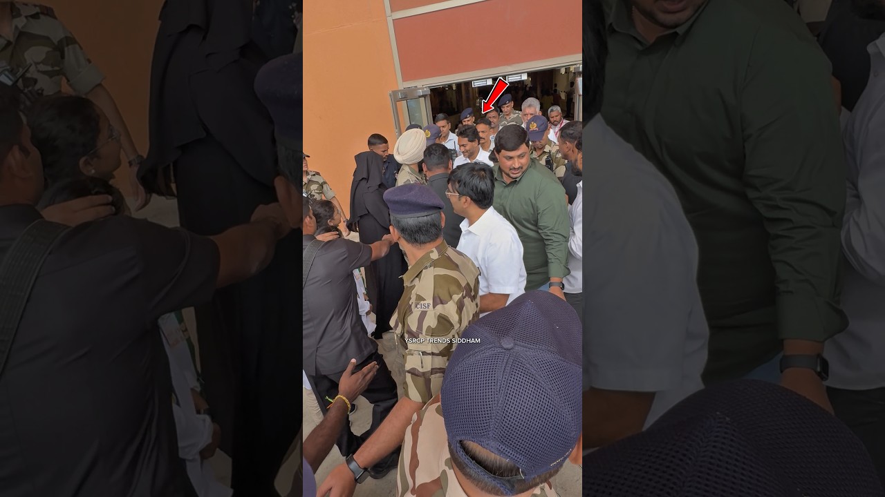 A Muslim Fan Ties Rakhi For YS Jagan Mohan Reddy Inside Airport ❤️🙌 | #ysjagan #rakshabandhan #ysrcp