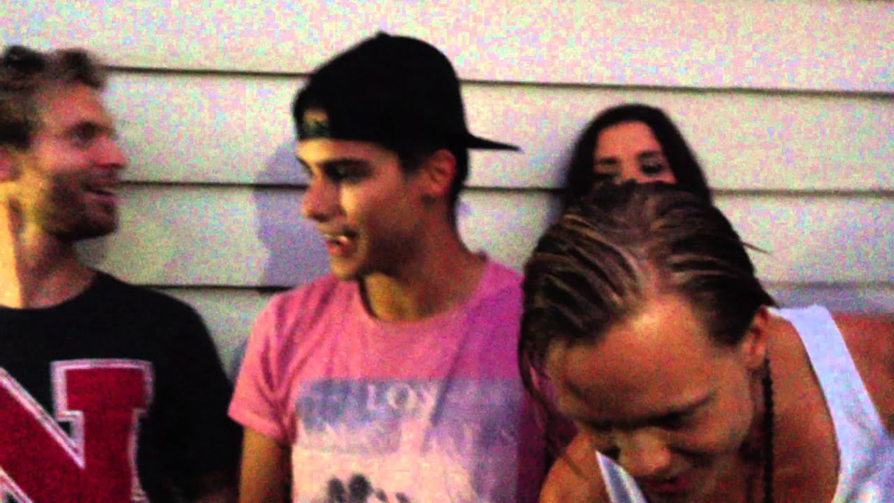 Eric Saade singing with his fans