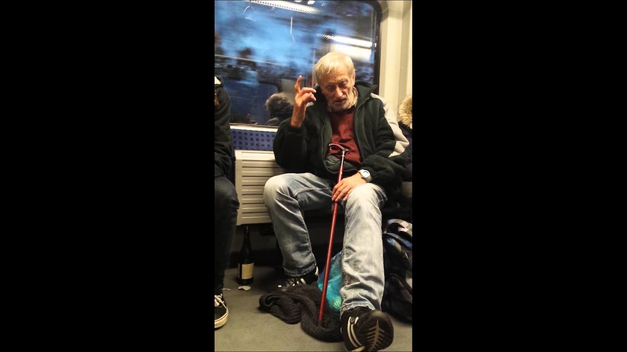 lustiger mann betrunken in bahn