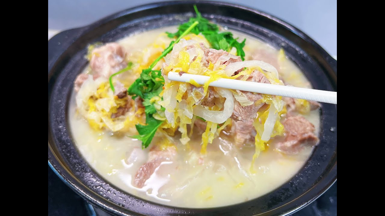 东北酸菜炖排骨，汤浓肉香真好吃！