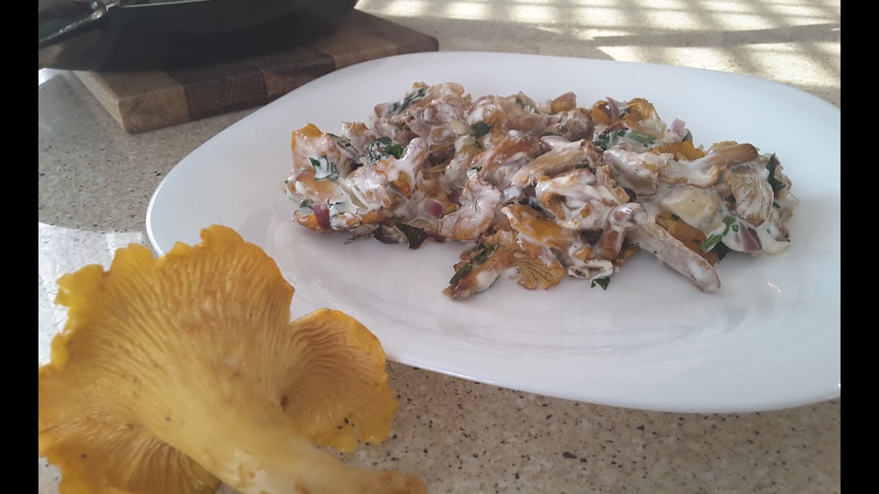 Lisičarke sa lukom / Chanterelle Mushrooms with Onion (eng.tr)