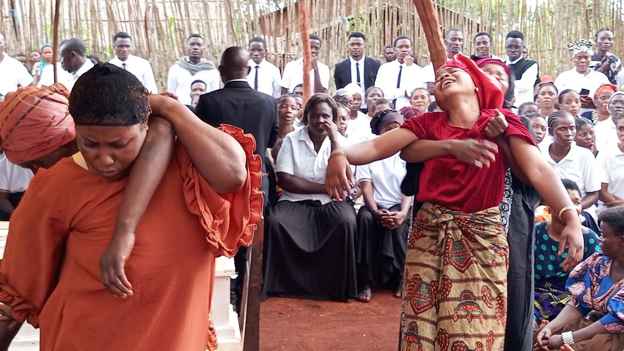 FULL VIDEO  VURUGU KALI YA KIFAMILIA MSIBANI YAZUA GUMZO  KWENYE IBADA YA MAZISHI YA MWALIMU WILSON 