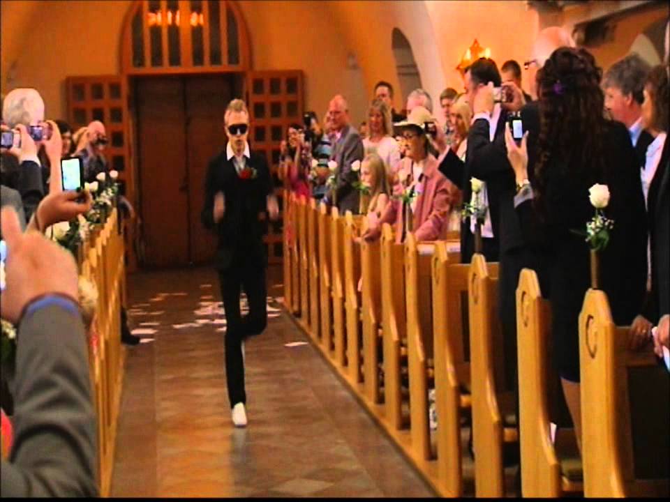 Thess och Mogges ingång i kyrkan