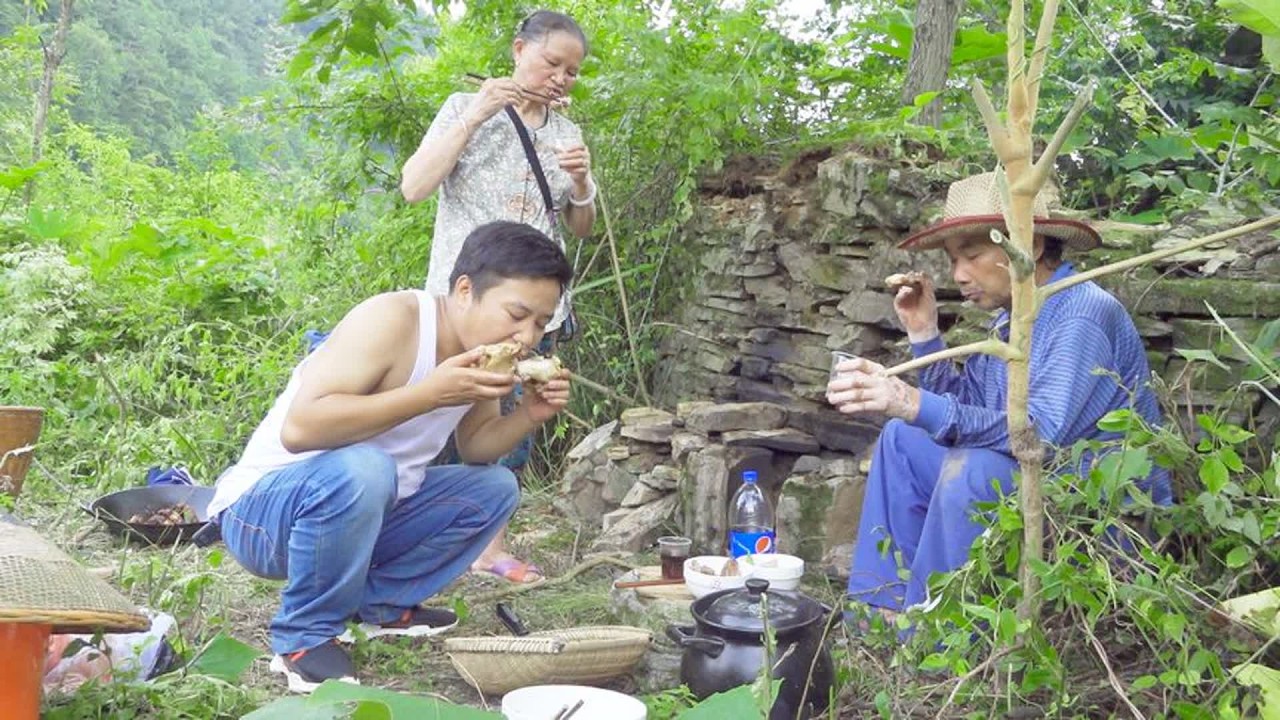坐在荒废的小山村里边吃着肘子边听爸爸妈妈讲那过去的故事