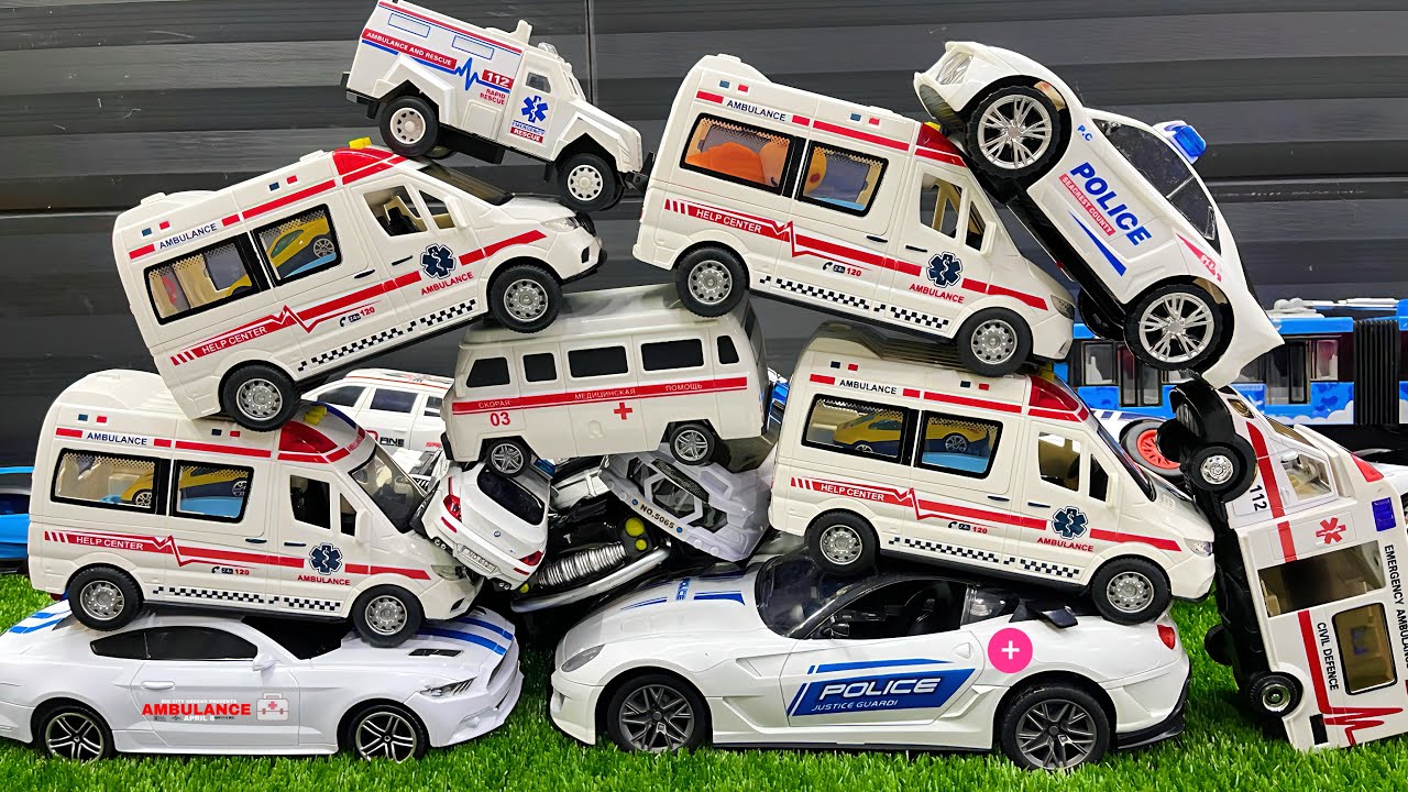 救急車とパトカー、緊急サイレンの音。冒険の中で  ☆ Ambulance and police car with emergency siren sounds. In the adventure