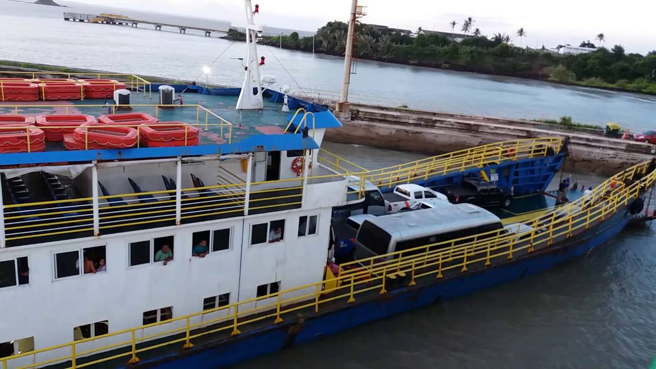 Ferry boat atracando no terminal da ponta de espera em São Luís do Maranhão.