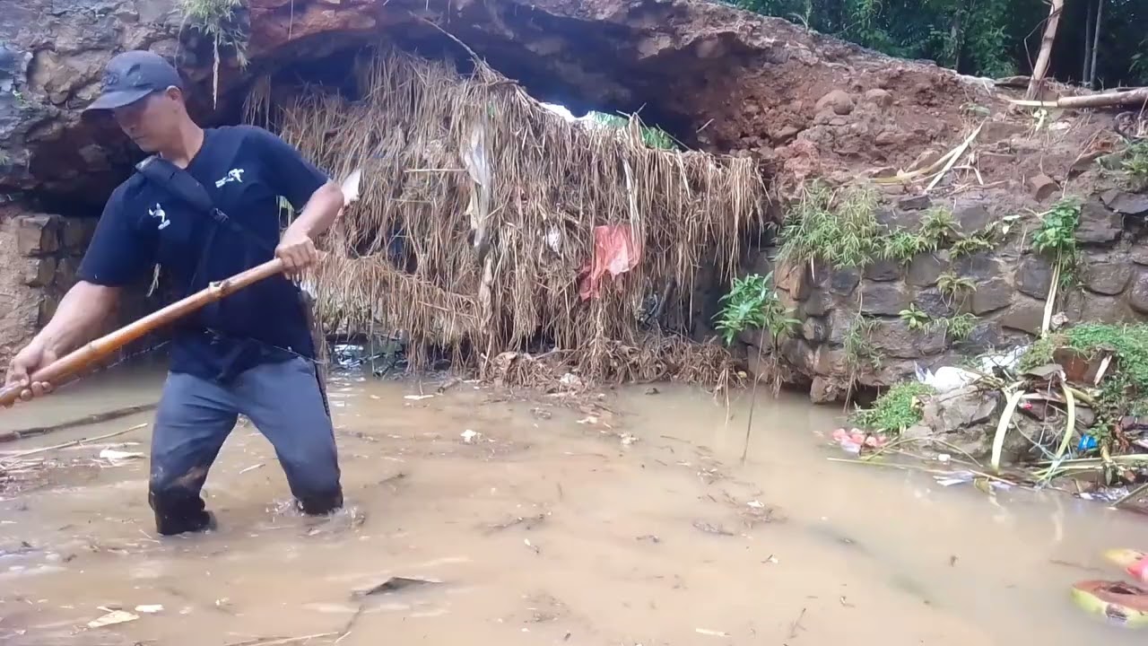 Lihat orang ini bersihkan sampah dikolong jembatan yang hampir ambruk