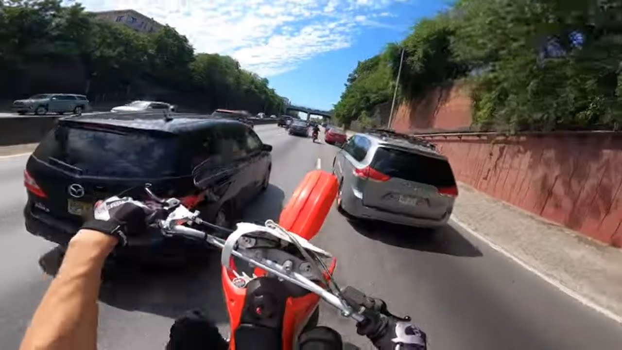CR85 WHEELIES IN NYC TRAFFIC!
