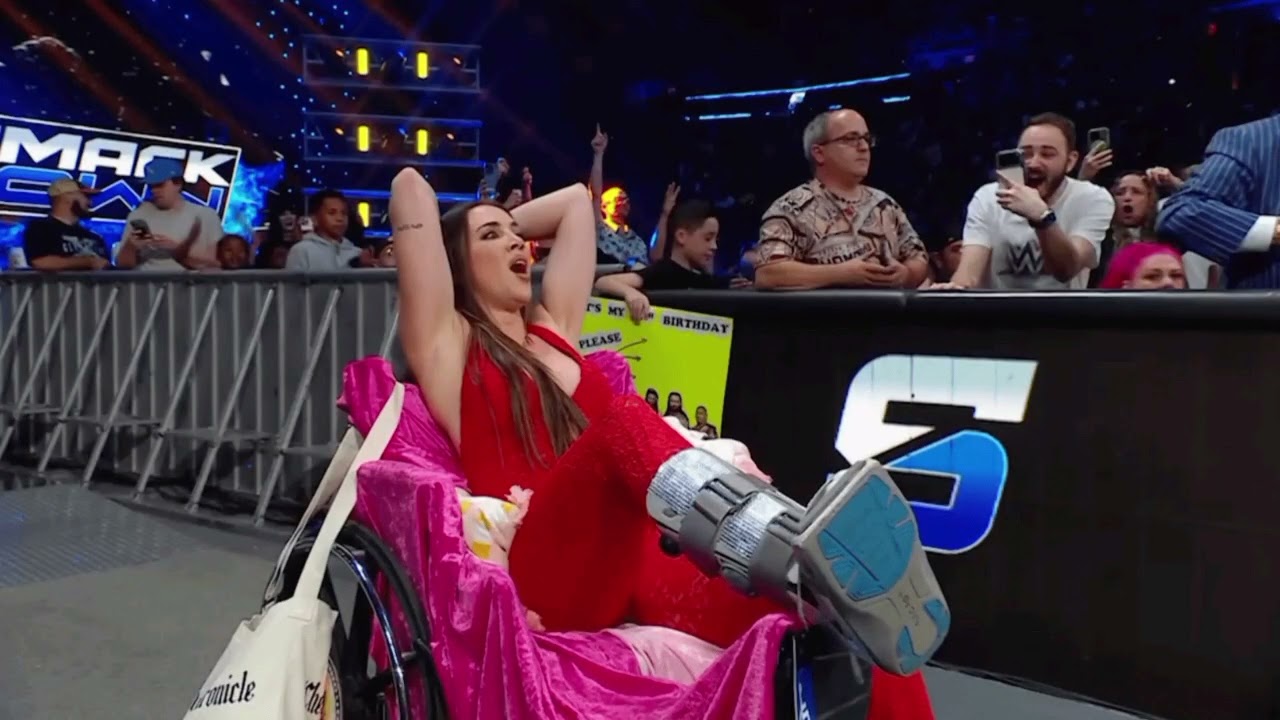 まるで「クララが立った」状態？ 骨折中の高飛車女子レスラーに起きた“奇跡的展開”にファンツッコミ「プロだ」「ただでは起きない女」