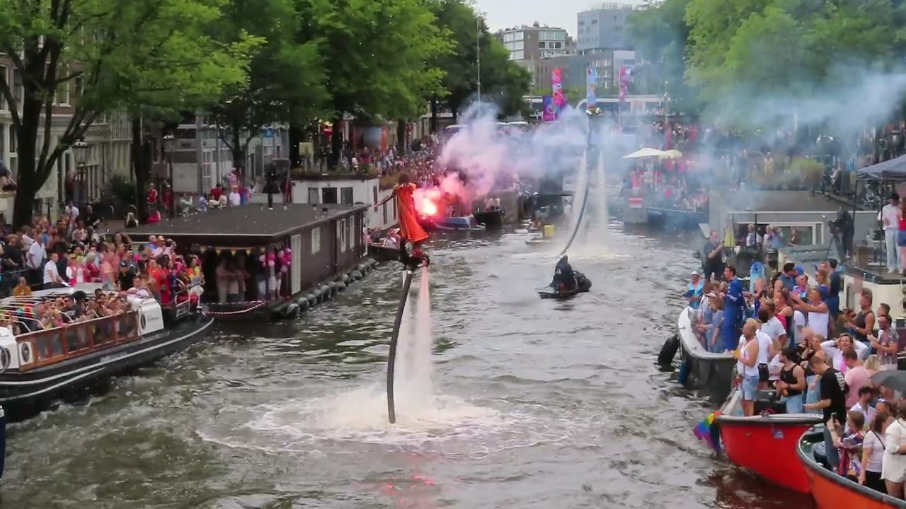 Canal Parade Pride Amsterdam 2025:  3 Flyboarders op de Korte Prinsengracht
