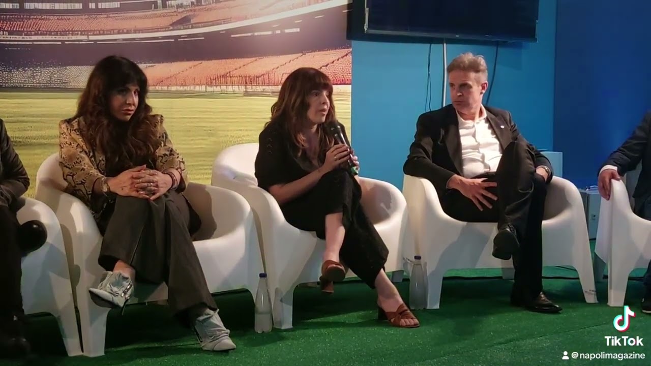 VIDEO NM - Diego Jr, Jana, Diego Fernando, Dalma e Gianinna Maradona a Napoli alla Mostra Diego Vive