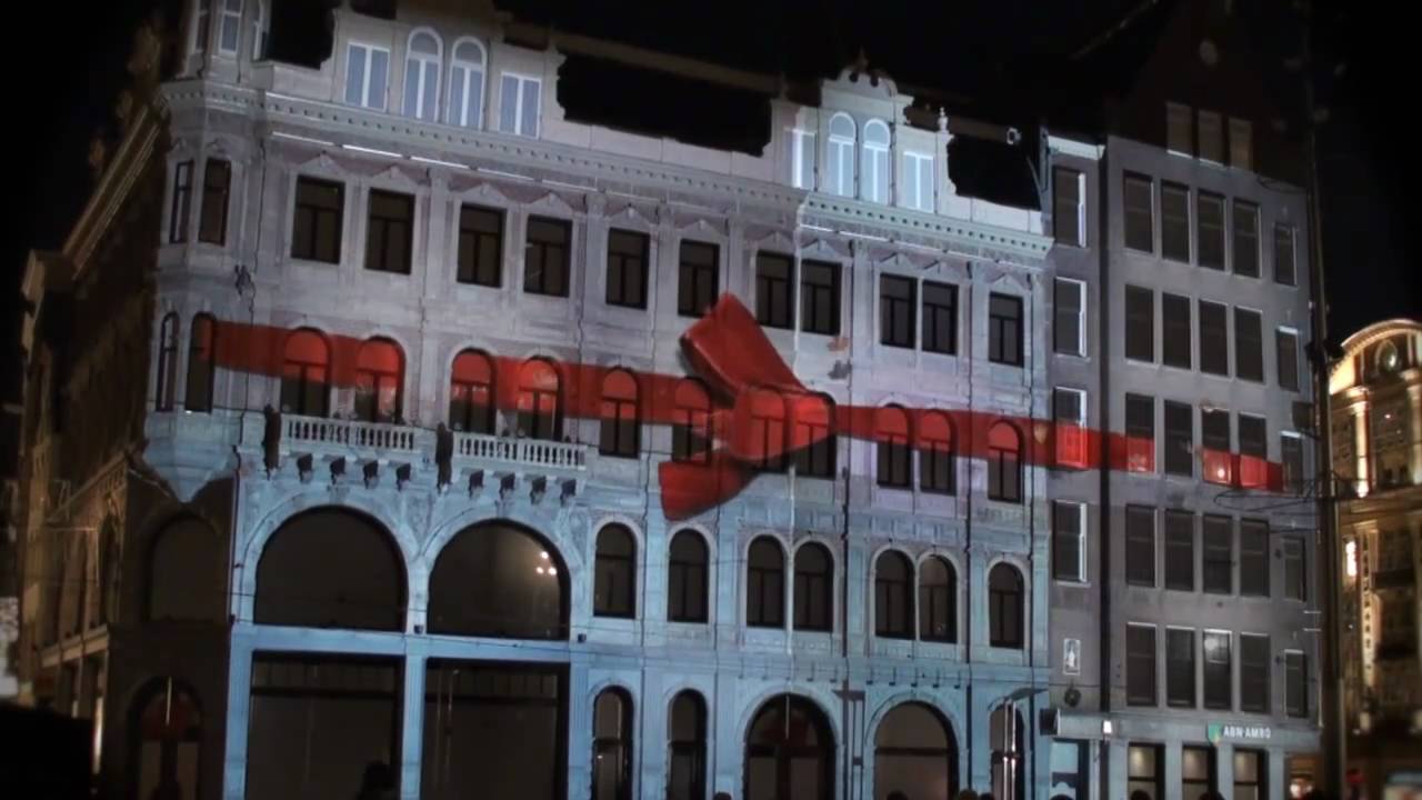 3D projection opens H&M's flagship store