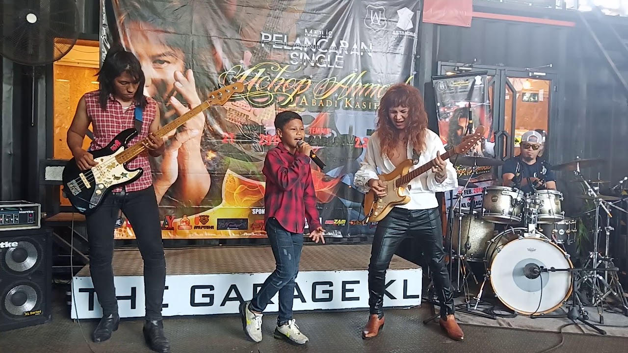 Woww Eddy petik gitar untuk adik Iskandar - Roman Cinta